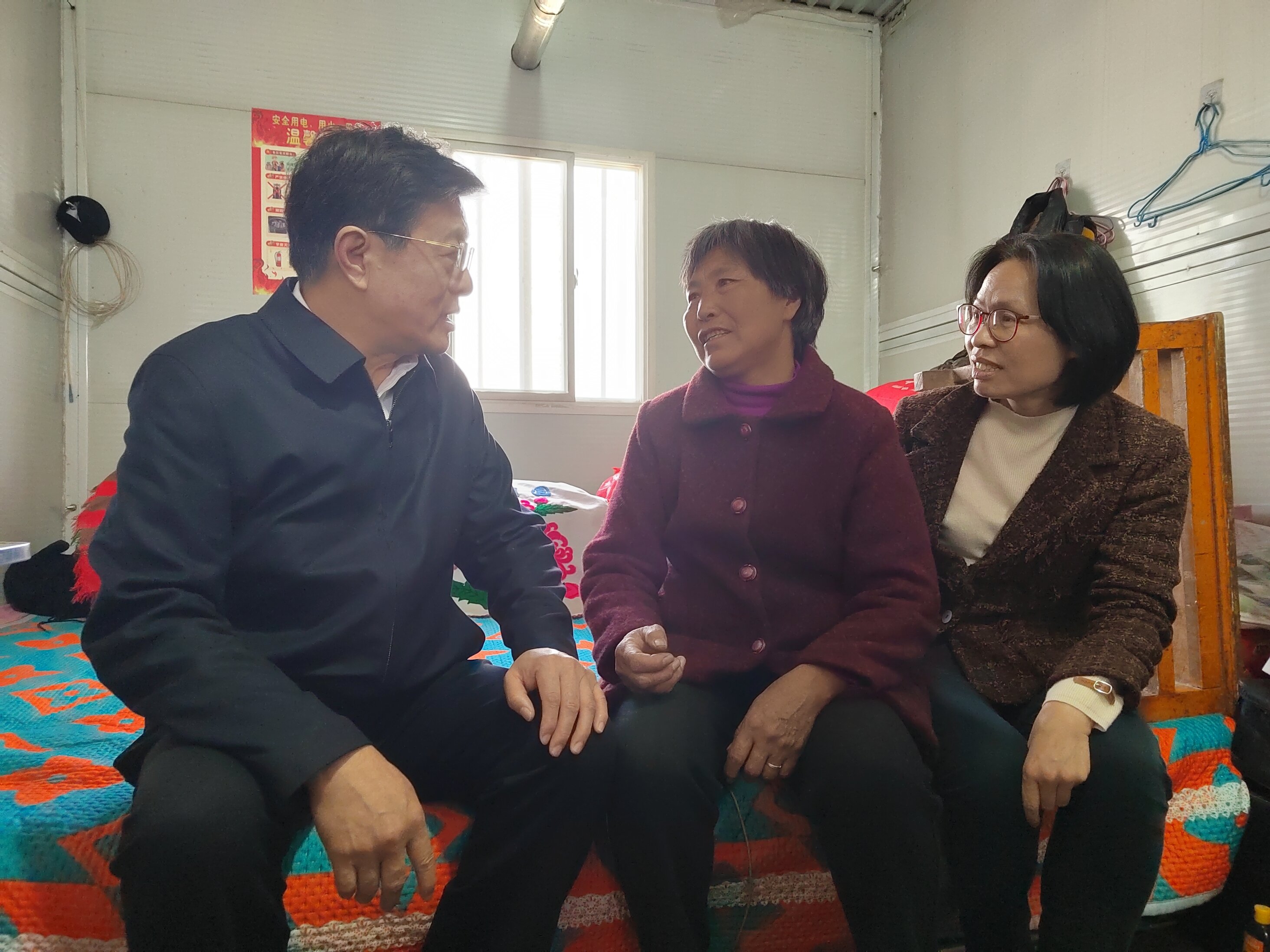 樂施會特別關注受災婦女面對的情況。我們在官亭鎮的臨時安置點特別探訪了一些婦女，詢問她們在安置點生活的情況、有沒有面對什麼特別的困難等，也瞭解她們對我們派贈的物資的滿意度和意見。